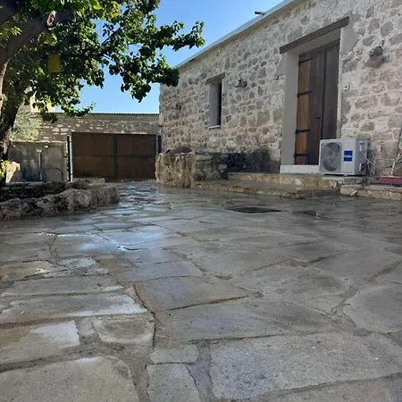 Charming Cyprus Getaway In Pfos - Garden View House Tatil Evi *