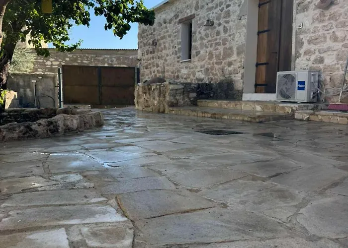 Charming Cyprus Getaway In Pfos - Garden View House Semesterbostad *